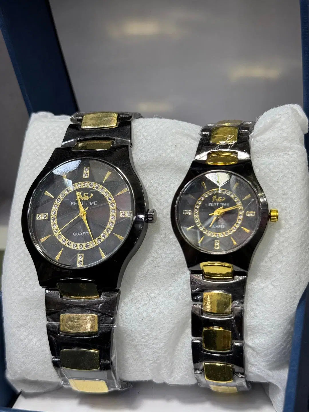 Look Loom black and gold couple watches set with round dials gold markers metal bracelets in box